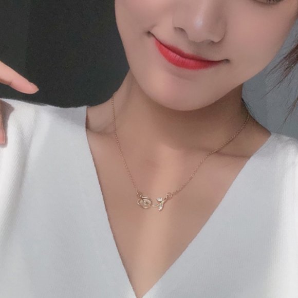 Golden Rose Tulips Flower Rosebud Necklace - Picture 7 of 10